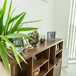 Serviced Apartment In Liverpool City Centre - Free Parking - Balcony - By Happy Days