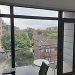 Serviced Apartment In Liverpool City Centre - Free Parking - Balcony - By Happy Days